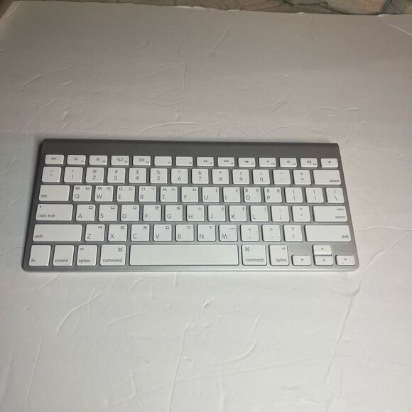 Genuine Apple Magic A1314 Bluetooth Wireless Slim Aluminum Keyboard Silver with - Picture 1 of 6